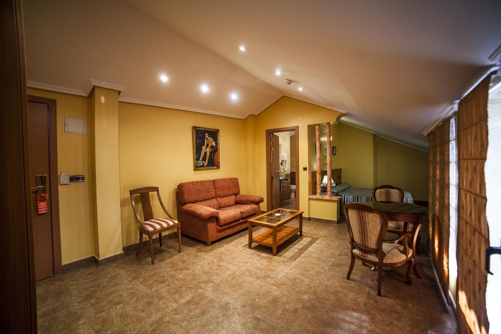 Hotel Real De Castilla ทอร์เดซียัส ภายนอก รูปภาพ