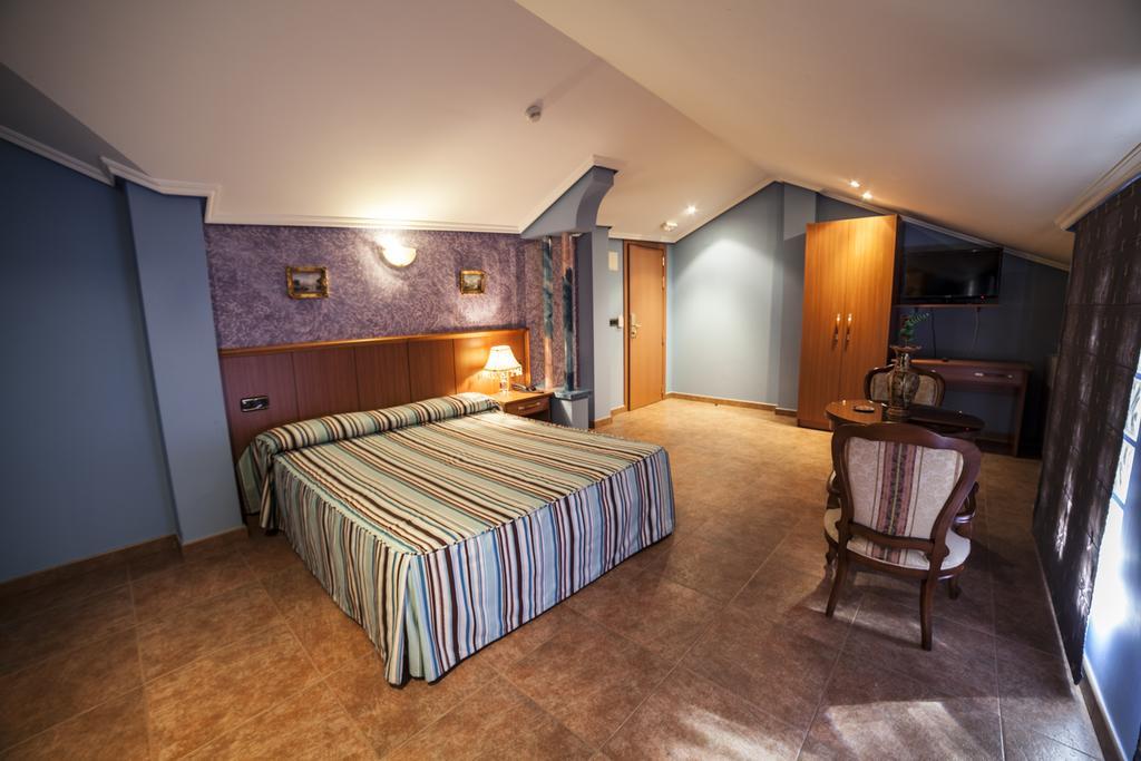 Hotel Real De Castilla ทอร์เดซียัส ห้อง รูปภาพ