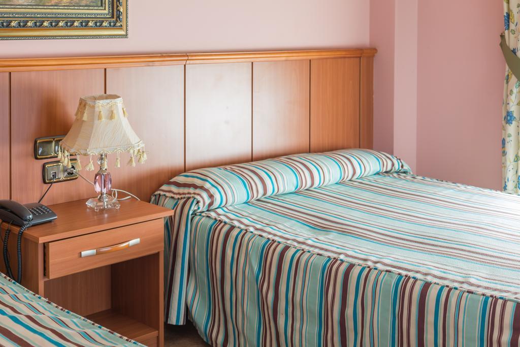 Hotel Real De Castilla ทอร์เดซียัส ภายนอก รูปภาพ