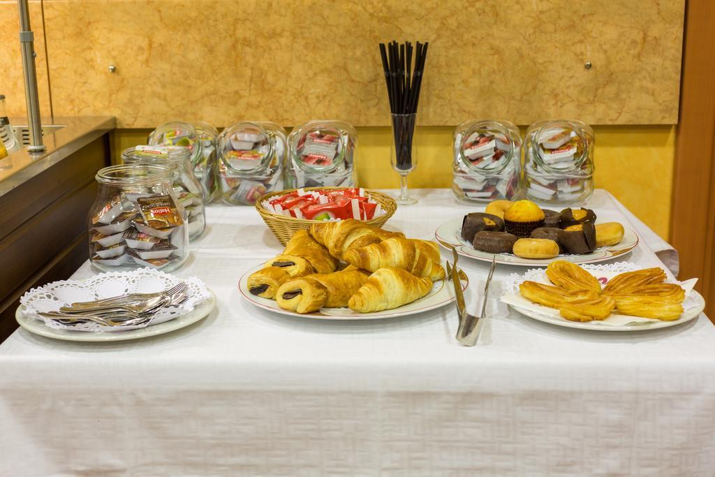 Hotel Real De Castilla ทอร์เดซียัส ภายนอก รูปภาพ
