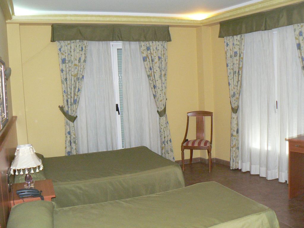 Hotel Real De Castilla ทอร์เดซียัส ห้อง รูปภาพ