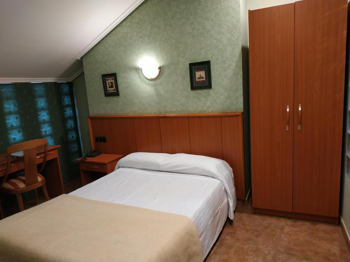 Hotel Real De Castilla ทอร์เดซียัส ภายนอก รูปภาพ