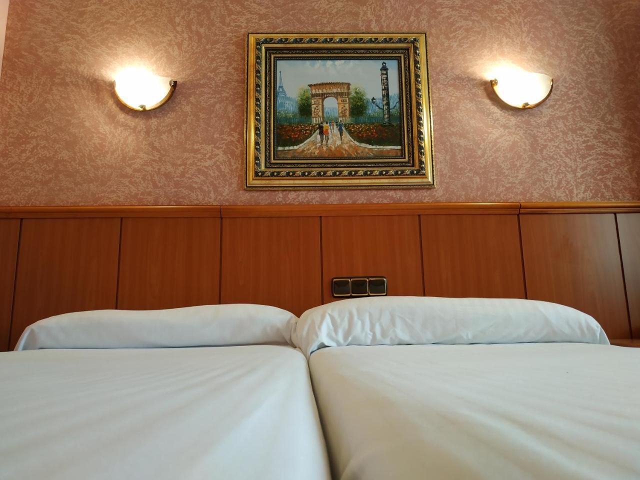 Hotel Real De Castilla ทอร์เดซียัส ภายนอก รูปภาพ