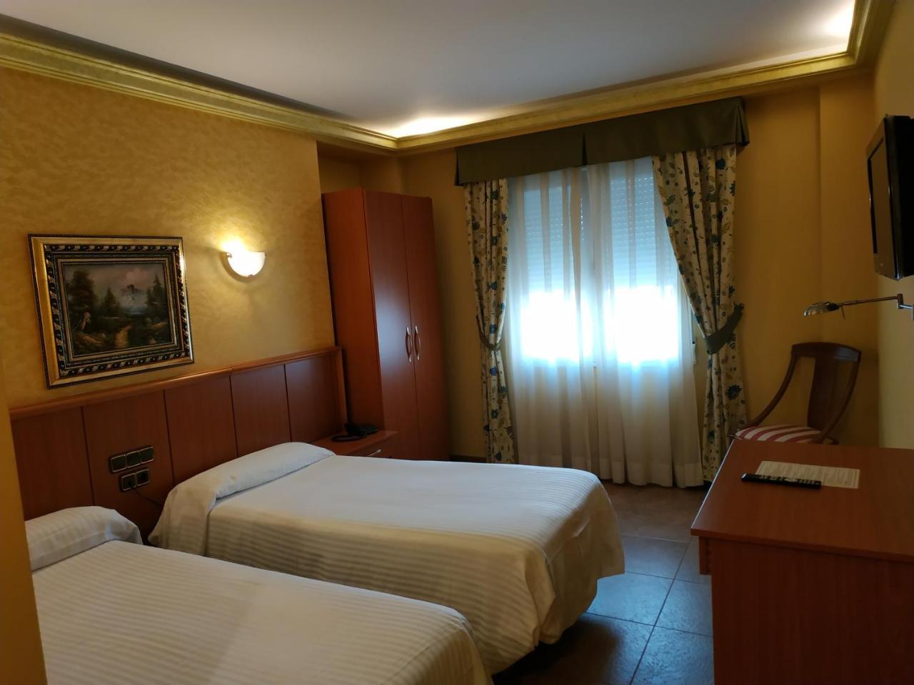Hotel Real De Castilla ทอร์เดซียัส ภายนอก รูปภาพ