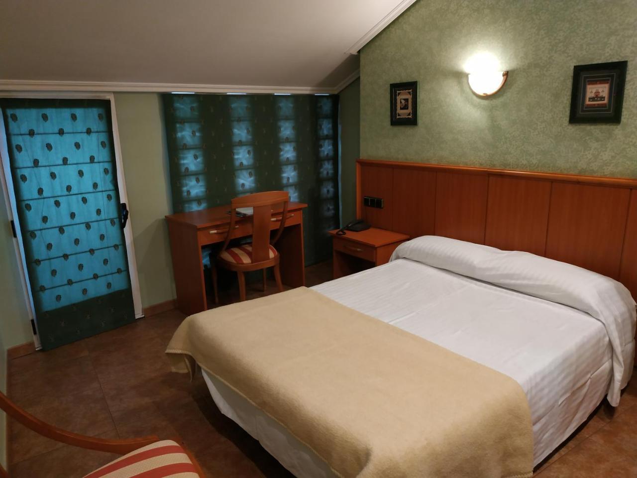 Hotel Real De Castilla ทอร์เดซียัส ภายนอก รูปภาพ